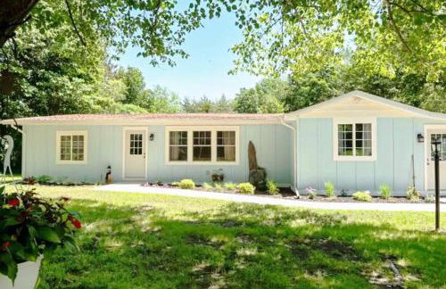 Little Blue Cottage: a wooded getaway near beaches and towns - Foto 1