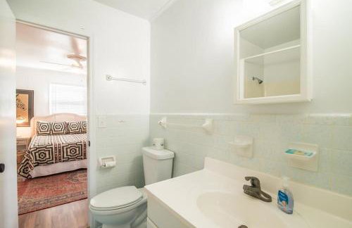 Cozy Beach House Steps from the Shore: 4 Bedroom - Foto 13