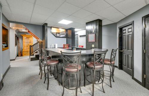 Large Home with Indoor Basketball Court and Game Room! - Foto 18