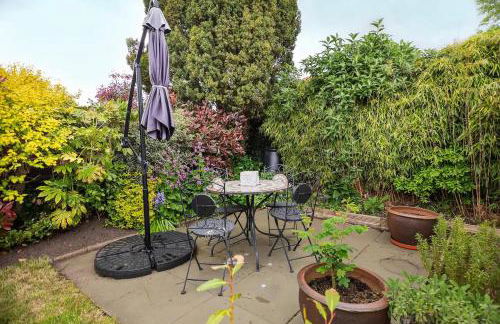 Pass The Keys Picture Perfect Haven in Didsbury Village - Free Parking & EV Station - Photo 52