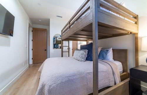 Spectacular New 4BR Townhome: Garage, Jacuzzi, BBQ - Photo 27