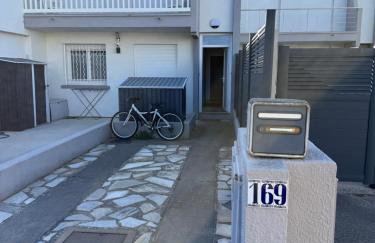 Cap Marina By L'Avenue - Vue XXL - Jacuzzi - Terrasse au bord de l'eau - Plein Sud - 2 chambres - Port Camargue - Foto 19