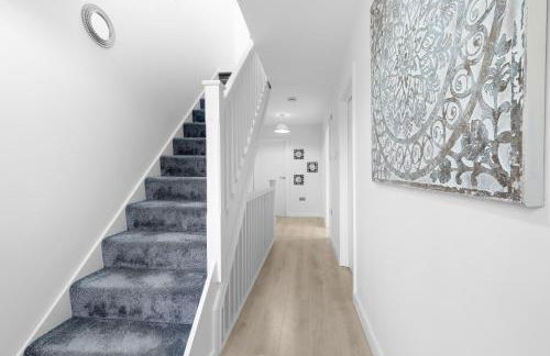 Modern 4 Bedroom House With Parking in Farnham Royal, Slough By 360stays - Foto 37