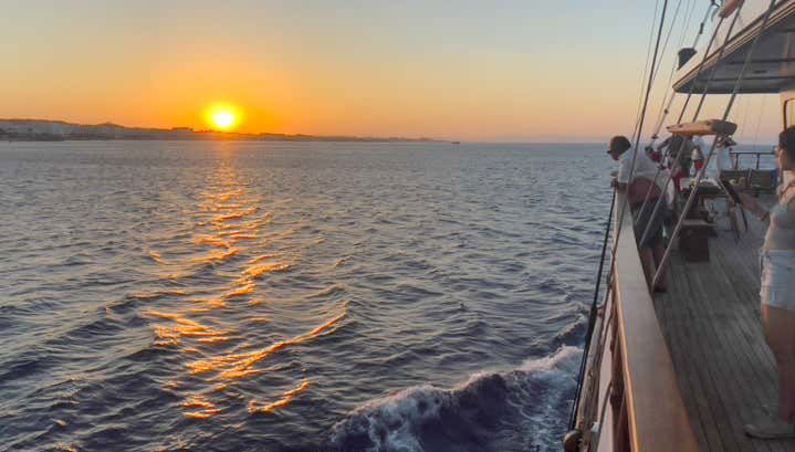 Passeio de barco ao entardecer por Protaras