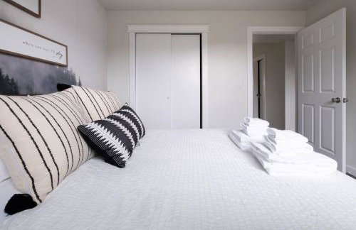 Stylish Modern Farmhouse wYard 10 mins from DT - Foto 23