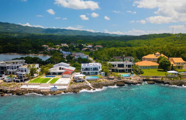 The W Villa 5 B R Oceanfront w Staff - Photo 40