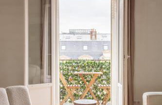 Montaigne - Sunlit Corner Penthouse with Balcony - Photo 1