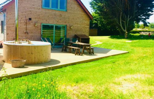 Deer Den timber clad cabin with hot tub, up private lane - Photo 1