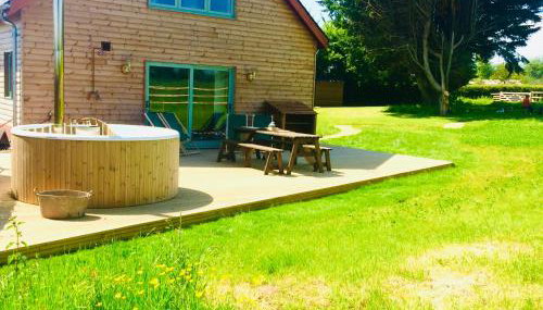 Deer Den timber clad cabin with hot tub, up private lane - Foto 1