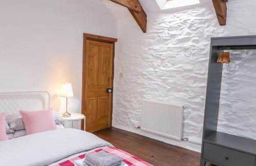 Characterful and quirky cottage in beautiful Pembs - Photo 1