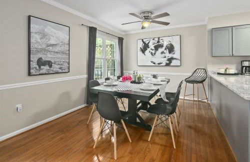 4BR Townhome, Close to Shops & Restaurants, 40 Mins to DC - Foto 8