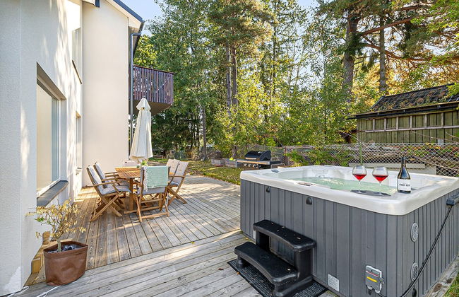 Modern Villa With Jacuzzi - Photo 10