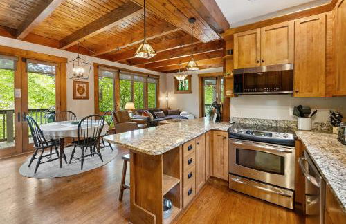 HOT TUB & PET-FRIENDLY Cabin in Cheshire Village - Foto 13