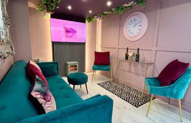 Manchester's ONLY themed slumber party suite for 8 with makeup room - Photo 18