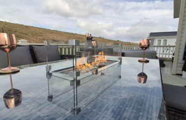 The Blue Lagoon 2 bedroom lodge with hot tub - Foto 30