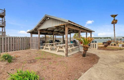 3BR Condo Gulf Views with Pool, Boat Launch and Dock - Photo 26