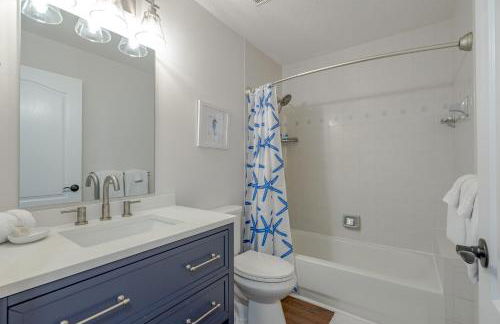 Dog Friendly Home wPrivate Fenced Yard, Garage & Fire Pit STEPS to the Beach! - Foto 16