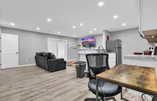 Peaceful 2BR Hideaway Close to Dining and Events - Photo 4