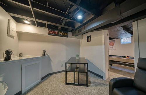 Beautiful Modern home with all year use HOT TUB, Pool table, Game room, & Propane fire pit!! - Foto 46