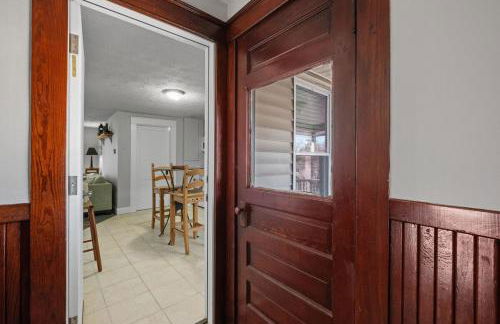 Cozy & Warm 2nd Flr Mid Term Rental - Photo 15