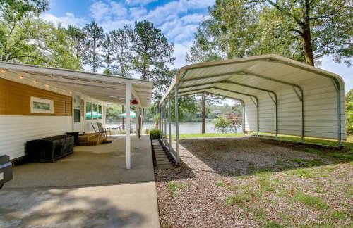 Waterfront Royal Home with Dock and Patio! - Foto 32