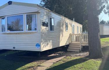 Cozy Caravan at Tower Lawn, Haggerston Castle Perfect Family Getaway - Foto 18