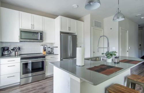 Boulevard Stays Pool Gym Parking 1BR King Suite C - Foto 11