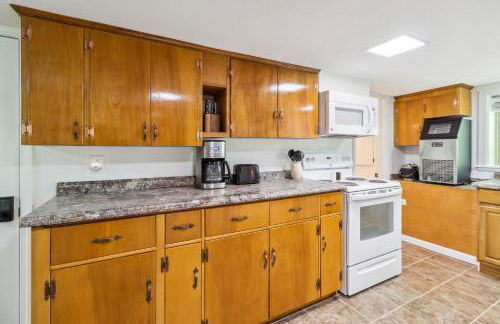 Secluded Lakefront Escape w Private Dock, 600ft Shoreline and Views, Sleeps 13 - Foto 12