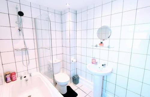Crystal House Flat 3 - free private parking - metro - Foto 19