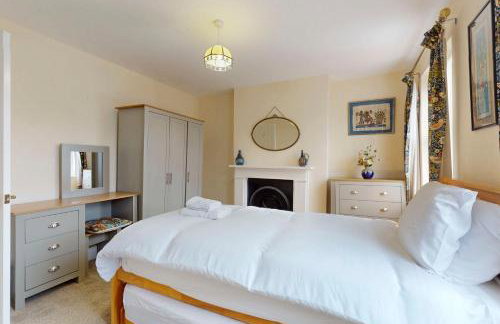 Chic 2BR with Private Backyard Near Loughton Tube - Foto 13