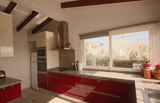 Private Family Retreat With Pool Short Walk to the Sea - Foto 8