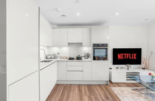 Two BDR Apt By Stay Aura Short Lets & Serviced Accommodation London With Free WiFi, Parking & 10 Min to Brentford Stadium - Foto 41