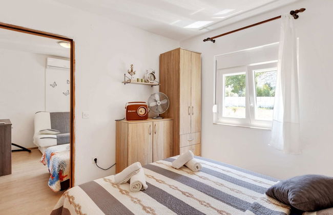 Simplistic Holiday Home in Jasenice Rovanjska near Sea - Foto 5