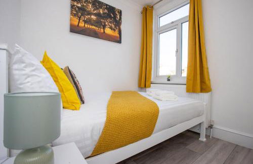 Sunny 3BR Home Near Portsmouth Park - Photo 9