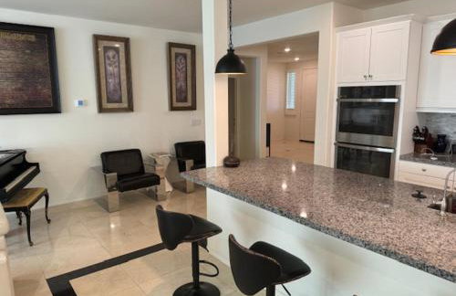 Elegant Retreat with Private Luxurious Gen Suite - Foto 48