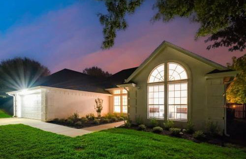 Boho Chic Home w Backyard Paradise - Pool + Grill - Foto 36