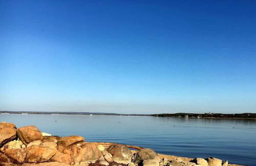 Peaceful Lakefront Cabin with Loft, Beach Access & Sunset Views in Buchanan Dam, Texas - Foto 19