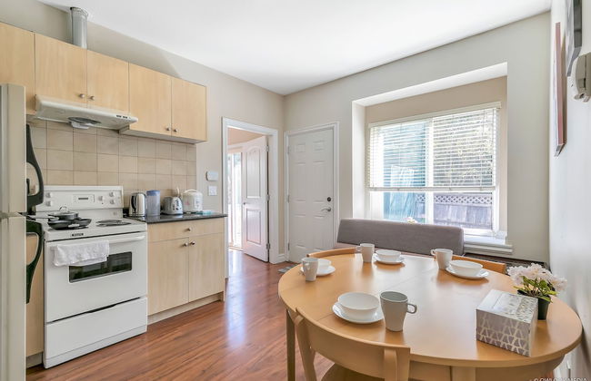 Bright 2 BR Private Suite by Elevate Rooms - Photo 15