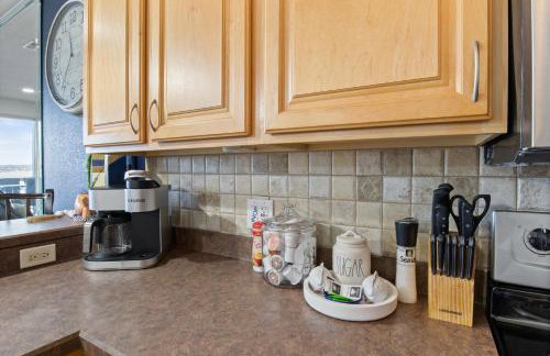 Nautical-Inspired Lakefront Unit w/ Awesome Views - Foto 13