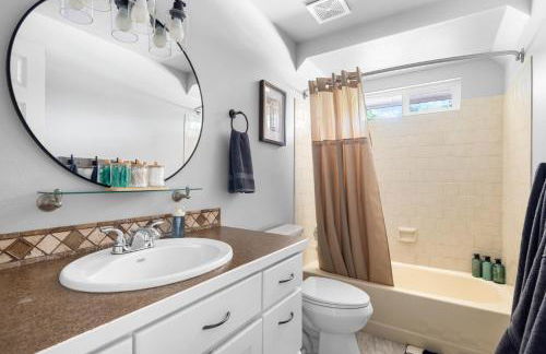 Stylish Renovation, Perfect for Families & Pets, Garage Parking, Sleeps 10 - Foto 14