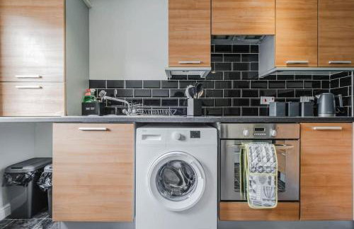 Charming House with Free Parking - Photo 33