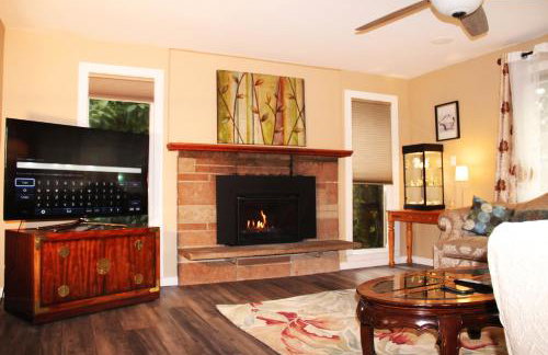 Bright 3 bedroom home with full kitchen, fenced backyard, sports court and free parking - Foto 1