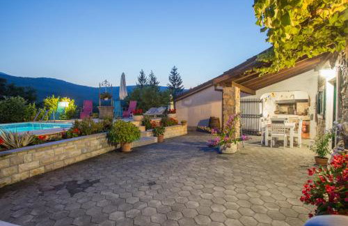 Captain's Villa with Swimming Pool - Photo 4