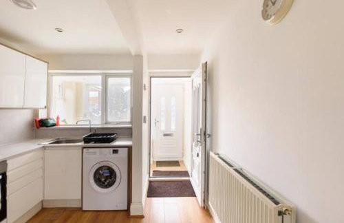 Overbury Lodge, Birmingham with FREE Parking - Photo 17