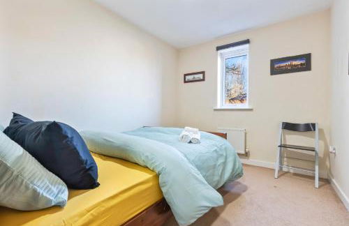 Balmoral Court -Sleeps 6 - Free Parking with Workspace - Balcony & High-Speed WiFi - Foto 10
