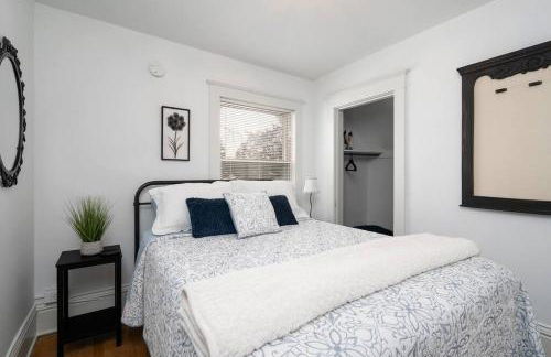 King Bed - 5 Min to MOA - 75 & 65' HDTV - Ping Pong - Foto 20