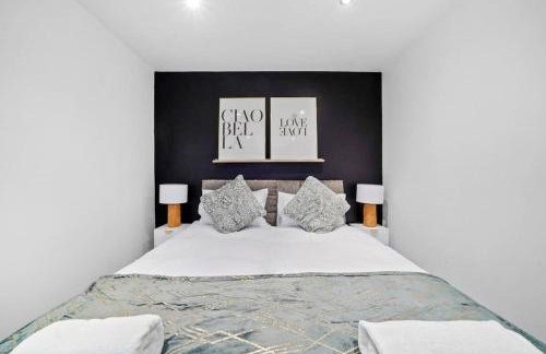 Luxury House with Pool Table, Sky TV, Netflix, Fast Wifi, Garden & Free Parking by Yoko Property - Photo 10