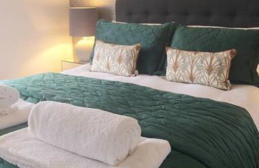 South Coast New Forest Holiday Home-4 Bed-Sleeps 8-Spacious-Parking-EV Dock-Large Garden-Playground-Great for Families-Groups-Professionals - Foto 21