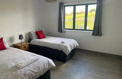 POPPY LUXURY LODGE Sleeps 8 at Fairview Farm, Ravenshead, Nottingham Near Sherwood Forest, Dog Friendly, Farm Stay great for wedding groups, families, Hen Do's, friends gatherings with amazing views - Foto 51