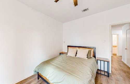 Beautiful dog-friendly home with fireplace, large yard, hammock, W/D, and AC - Foto 28